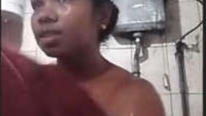 Lankan Menina Negra Banho