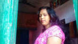 Sexy Bhabhi Shows Her Body