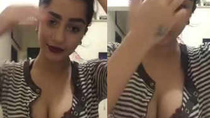 Beautiful horny sexy cat clevage chatting with fans