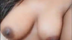 Srilankan Big Booby Girl Showing Breasts