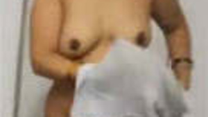 Deepthroat Tamil menina giving blowjob