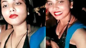 desi aunt showing cleavage during dance