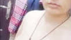 Desi housewife doing her nude video before showering