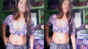 Hot Tamil girl masturbates with sexy belly button dance to Tamil song