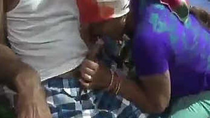 desi woman blowjob and gaand show