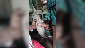 Married Aunt Bhabhi seduces her old friend in steamy MMS