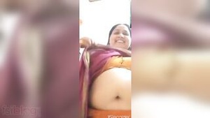 ChubbyBanglaBhabhi shows her mature pussy and big boobs on cam.