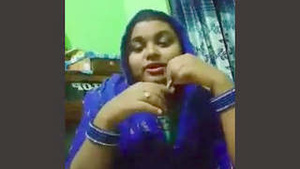 A sexy Odia girl sings an Odia song and at the same time exposes her breasts and vagina.