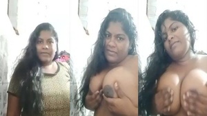 Big-boobed Indian girl exposes her large chest