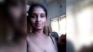Homemade video of South Indian housewife masturbating with a toy.