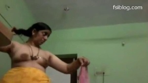 Tamil aunty goes topless for a daring photoshoot in Kanchipuram.