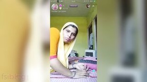 Bhabhi from village poses for phone sex and online porn scene with big breast and her juicy pussy and also livecam show.