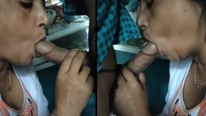 Sultry older woman gives a blow job in an MMS ślitarı