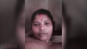 Tamil aunty’s nude MMS are steamy and worth watching.
