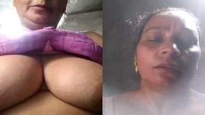 Big boobed aunty shows her파orno video title ' Mature woman exposes her big boobs for the camera'