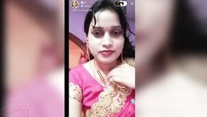 Hot Indian webcam model, bhabhi in steamy striptease.