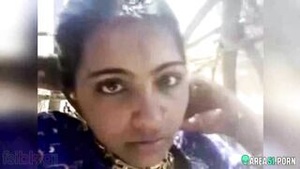 An Indian couple decides to have sex but they are caught in the act, here are some Desi mms.