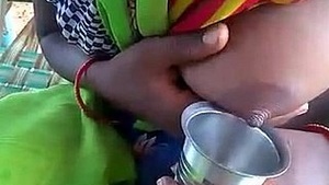 It is not necessary to show the behind while breastfeeding in live lesson videos.