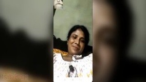 Desi auntie’s uncut pussy phone sex video.