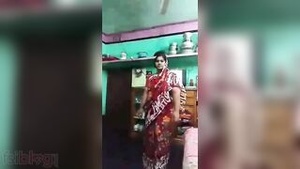 Bangladeshi housewife stripping for money in this Bengali sex video