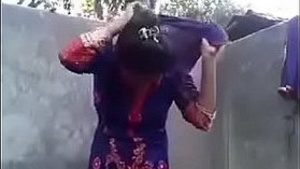 A woman from the East poses naked in front of her partner in the bathroom and there is no transparency.