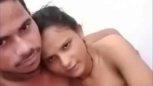 Sex video of two lovers who have no inhibitions and are naked in the village.