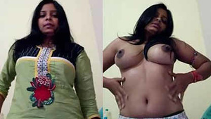 Hot showing of the bosom of a young Indian woman
