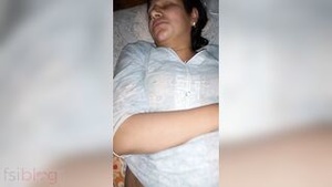 Desi bhabhi's mature pussy exposed in a XXX MMS video