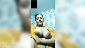 Bangladeshi woman displays her beauty and exposes her breasts in a video call