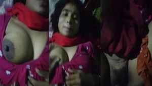 Video of mature Asian aunt going wild on net has been leaked.