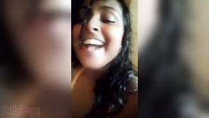 Srilankan woman exposed: naughty pics & videos