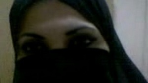 Middle Eastern woman gives great pleasure