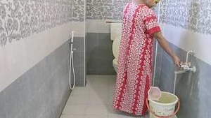 Amateur video of BBW Indian wife in the tub