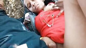 Desi bhabhi scandal: outdoor sex clip with a village beauty