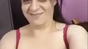 Beautiful aunt shows her big boobs in Indian photo collection