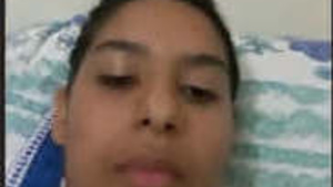 Teen girl from Sri Lanka enjoys some fingering