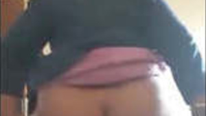 Aunty with big ass is riding the dick and swinging her ass like a grinding machine.