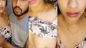 Boob show of the spicy Bhabhi in the HOT video MMS