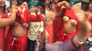 Naked photos of an amateur aunt who reveals her body in public.