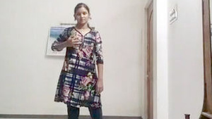 naked teenage desi girl show her body.