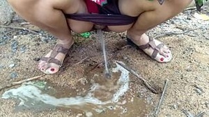 Family women in their prime释 from India and Canada piss together outdoors