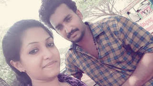 Pretty Indian woman sucks her boyfriend’s penis outdoors