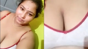 Big breasted Indian wife Bhabhi reveals her private part in homemade video.
