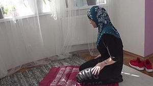 An Arab woman rejects sweet talking and thus gives an advantage to the man making the proposal.