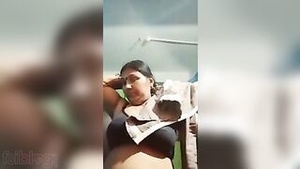 Sexy elder Desi woman posing naked for XXX video
