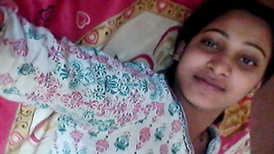 Pretty Indian college girl exposing her private part to her boyfriend