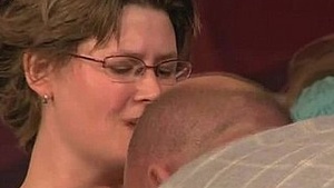 Paul de Leeuw also consumes breast milk on Leeuw Showbizz news.