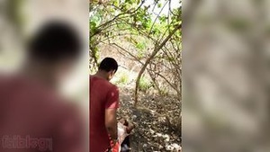Desi lovers enjoy outdoor MMC sex movie