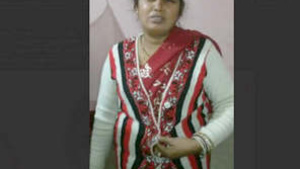 Married Indian Bhabi’s steamy affair with neighbor guy in clips.
