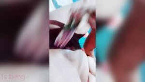Free-market Indian babe gets orgasm from the pink dildo in her vagina
